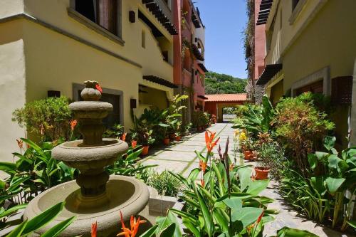 Taman di luar Green Orchid Escape apts