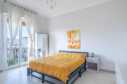 ein Schlafzimmer mit einem Bett und einem großen Fenster in der Unterkunft Casa ariel in Lecce