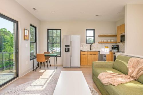 ムーアズビルにあるEnergetic Lakeview Loftのソファとキッチンのあるリビングルーム