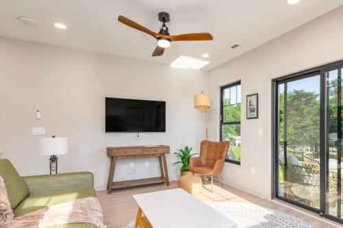 Energetic Lakeview Loftにあるテレビまたはエンターテインメントセンター