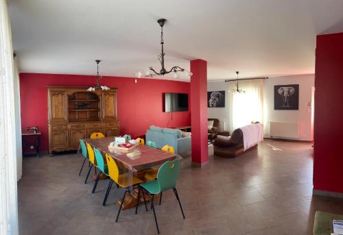 une salle à manger avec une table et des chaises dans une pièce dans l'établissement Gîte la Maison de Fram, à Coucy-le-Château-Auffrique