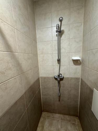 Un baño con ducha y WC. en Студио до плажа Свети Влас, en Sveti Vlas