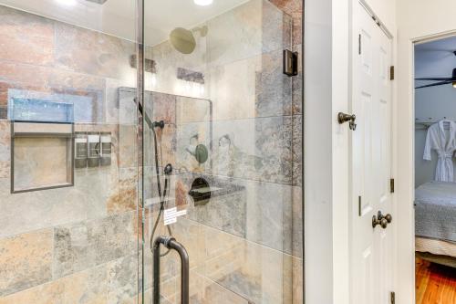 DadevilleにあるFamily-Friendly Dadeville Cabin with Hot Tub and Porchのガラスドア付きのシャワー付きのバスルーム