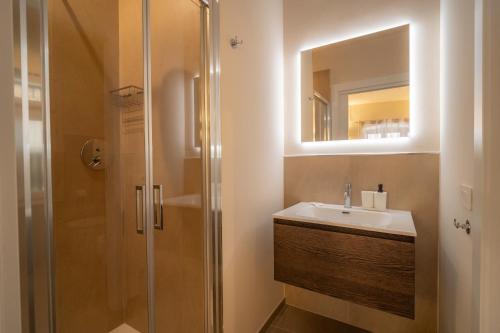 ein Badezimmer mit Waschbecken und Dusche in der Unterkunft Monolocale San Pietro in Assisi