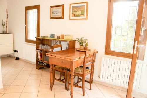 a dining room with a wooden table and chairs at Stanza in Villa in mezzo al verde, vicino Bologna Via Erbosa 1B Budrio 40054 in Lupara
