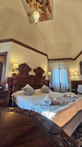 a bedroom with two beds and a chandelier at Hotel Foresteria Baglio Della Luna in San Leone