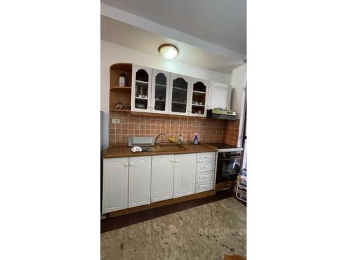 Fotografie z fotogalerie ubytování Apartament with Front Porch v destinaci Kavajë