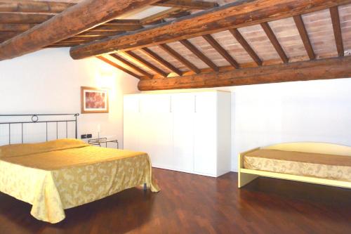 two beds in a room with wooden ceilings at Residence Alcorso in Mantova