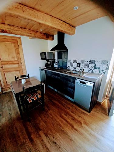 une cuisine avec une cuisinière et un comptoir dans l'établissement Chez Francine La Chenevière, à Saint-Rémy-de-Chargnat