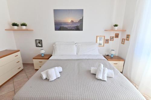 プーラにあるIzzHome BiHappyのタオルが敷かれた大きなベッドのある寝室