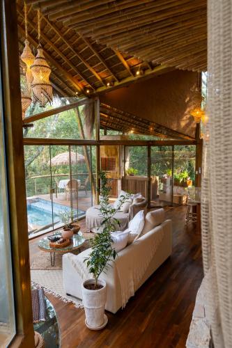 a group of couches in a living room at Satori Zen Club in Itauguá