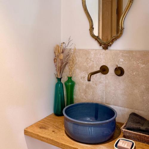 un bol bleu posé sur un lavabo de salle de bain dans l'établissement Coquelicot Classic Provençal House, à Lorgues