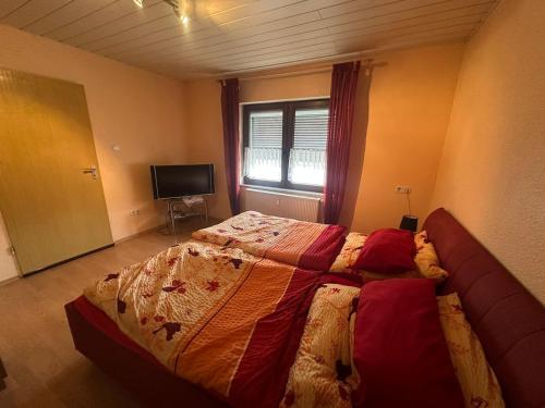 ノイヴィートにあるApartment in Neuwiedの大きなベッドと窓のある寝室