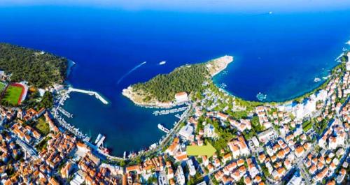 Makarska centre & free private parking