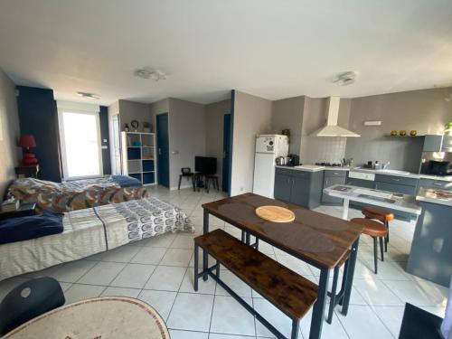 Cucina o angolo cottura di Chez Maison familiale la heuniere 27950 Normandie logement autonome boîte à clé capacité 5 pers proche de giverny paris Rouen a13