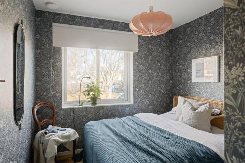 Ένα ή περισσότερα κρεβάτια σε δωμάτιο στο Rymlig villa nära stad och natur