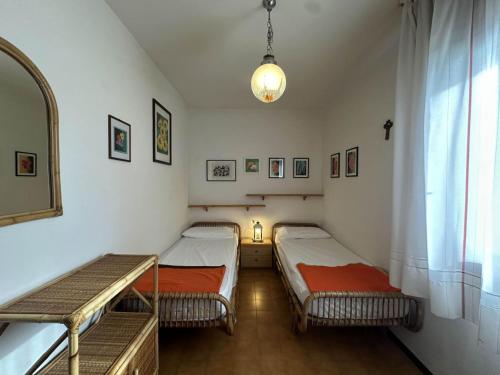 Bibione PinedaにあるRelax in quiet Bibione Pinedaのベッド2台と窓のある寝室