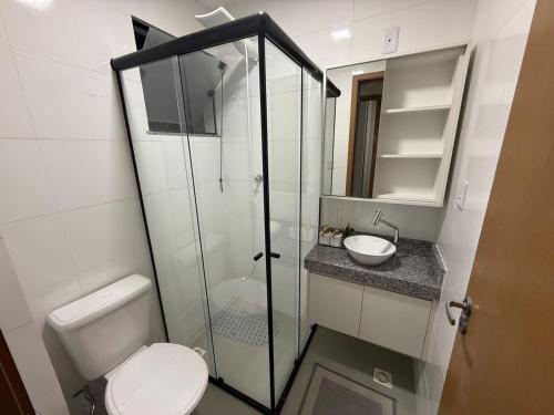 un bagno con doccia, WC e lavandino di Lindo apto prox shopping a São João del Rei