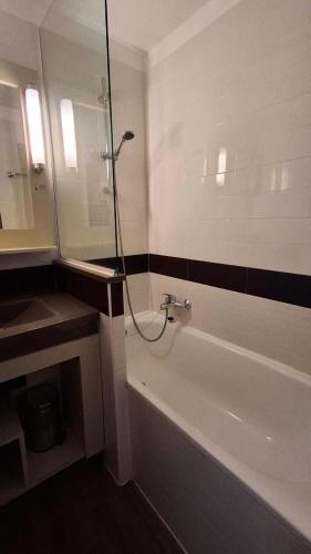 une salle de bain avec une douche, une baignoire et un lavabo dans l'établissement Résidence le Village de Cap Esterel - maeva Home - Appartement 2 pièces 5 personnes - Sélection MAE-5754, à Saint-Raphaël