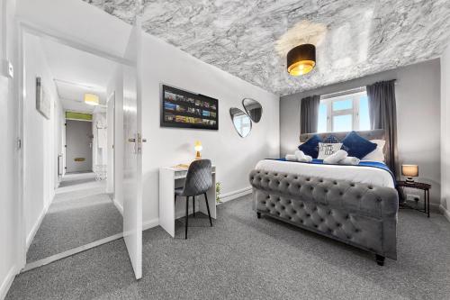 a bedroom with a bed and a desk in it at South Stays 4 in London