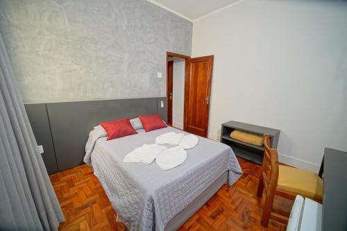 a bedroom with a bed with two towels on it at Hotel Euro Suite Poços de Caldas By Nacional Inn in Poços de Caldas