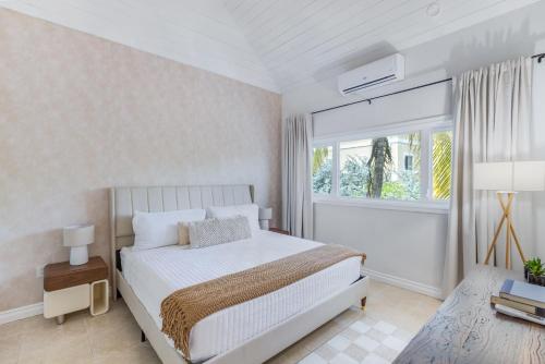 Ein Bett oder Betten in einem Zimmer der Unterkunft Cobalt Coast Resort