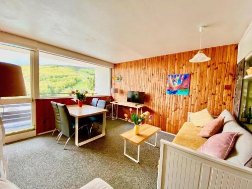 un salon avec un canapé et une table dans l'établissement Gite Caribou, à Besse-et-Saint-Anastaise