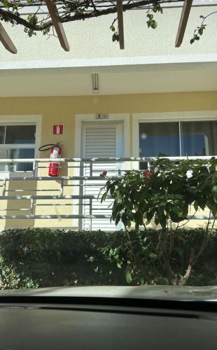 a building with a fence in front of it at Apartamento Lacqua Di Roma III in Caldas Novas