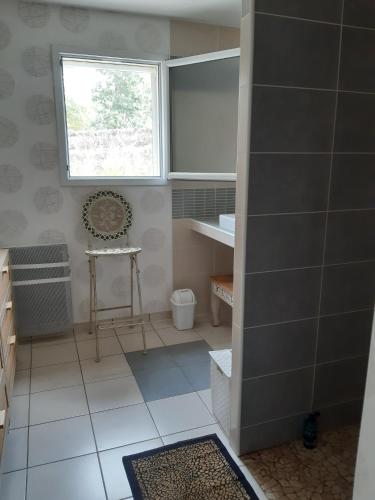 La salle de bains est pourvue de toilettes, d'une fenêtre et d'un lavabo. dans l'établissement Les vignobles du Bordelais, à Montussan