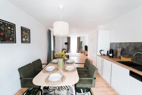 a kitchen and dining room with a table and chairs at Modernes 3-Zimmer-Apartment - nähe Krankenhaus, Altstadt, Bahnhof - Parken in Amberg