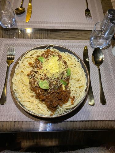 ホテルの敷地内または近くでの食事または食べ物