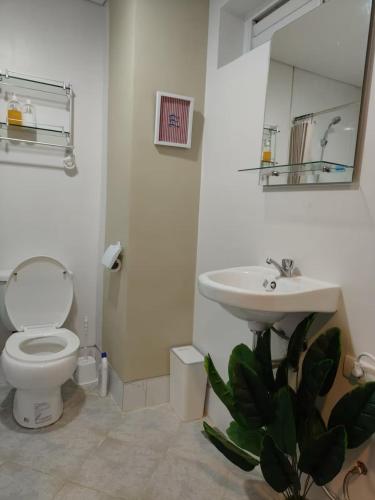 Ein Badezimmer in der Unterkunft Lay Cozy Mactan with pool, gym and free WiFi just 5 mins near Airport
