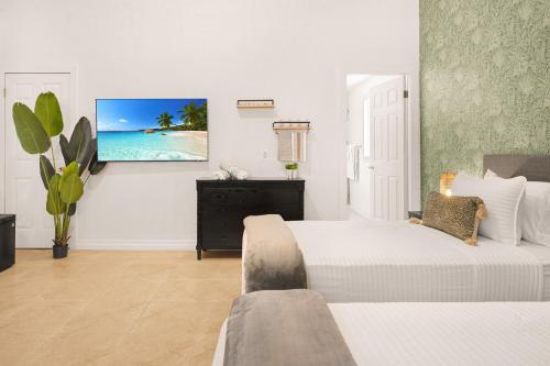 Ein Bett oder Betten in einem Zimmer der Unterkunft Cobalt Coast Resort