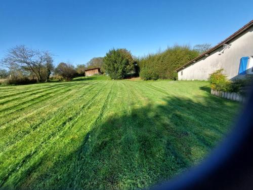 Un jardín fuera de Gîte Izabeau