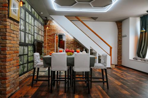 エステルゴムにあるThe Loft Esztergomのレンガの壁のダイニングルーム(テーブル、椅子付)
