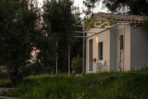 Φωτογραφία από το άλμπουμ του Olive Grove Suites - Villas with private pool and garden στη Νικήτη