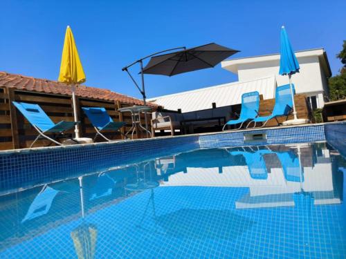 Bazén v ubytování Carefree Apartments nebo v jeho okolí
