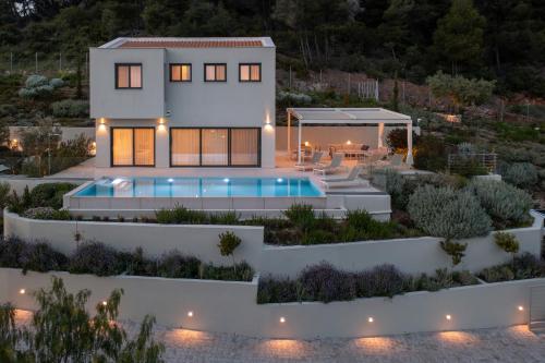 Φωτογραφία από το άλμπουμ του Olive Grove Suites - Villas with private pool and garden στη Νικήτη