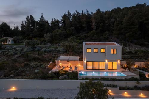 Φωτογραφία από το άλμπουμ του Olive Grove Suites - Villas with private pool and garden στη Νικήτη
