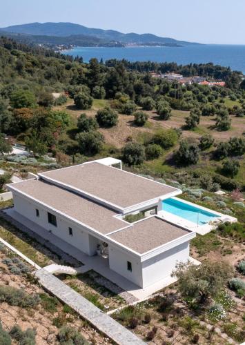 Φωτογραφία από το άλμπουμ του Olive Grove Suites - Villas with private pool and garden στη Νικήτη