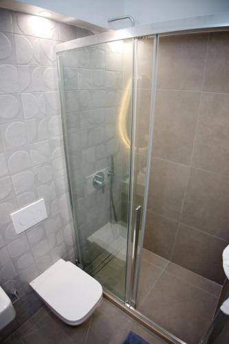 Koupelna v ubytování Arourahomes Spetses Town Suites