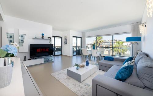 Beach 1Min! & Pool - Private Parking, AC & WiFi