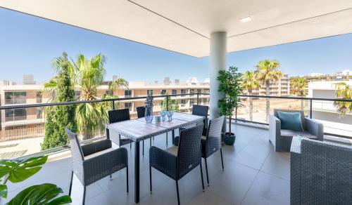 Beach 1Min! & Pool - Private Parking, AC & WiFi