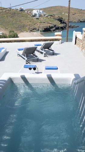 Πισίνα στο ή κοντά στο Ultramare Mykonos Beachfront House with 2 Outdoor Tubs