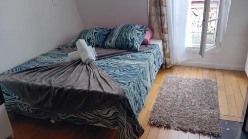 un salon avec un canapé et un tapis dans l'établissement Corazon de Paris, à Paris