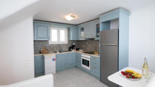 Η κουζίνα ή μικρή κουζίνα στο Ultramare Mykonos Beachfront House with 2 Outdoor Tubs