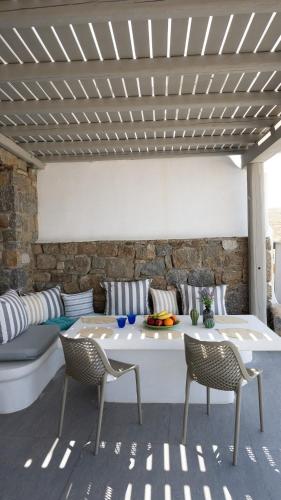 Χώρος καθιστικού στο Ultramare Mykonos Beachfront House with 2 Outdoor Tubs