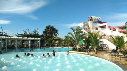 a group of people in a large swimming pool at Apartamento Lacqua Di Roma III in Caldas Novas