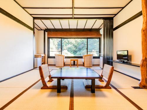 a conference room with a table and chairs at Kirishima Momijidani Seiryuso - Vacation STAY 63038v in Kirishima