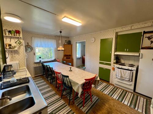Dapur atau dapur kecil di House in Karkashult near lake and Svenljunga town